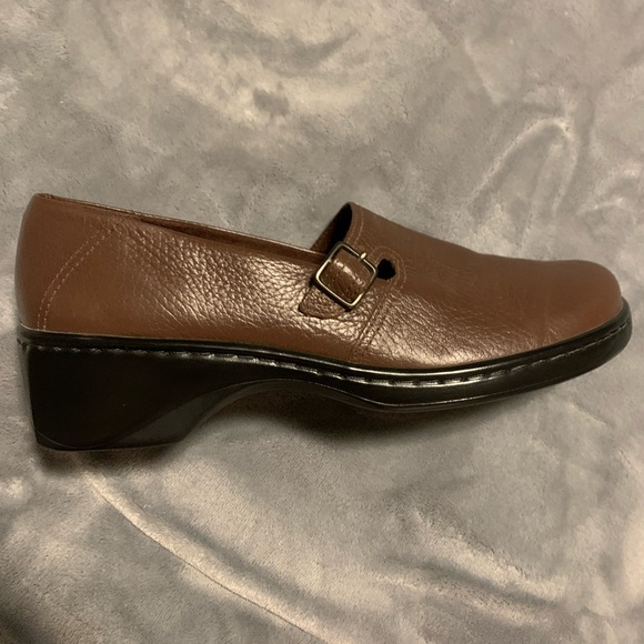 ❤️CLARKS LADIES SIZE 9M BROWN LEATHER SHOES ARE COMFY AND LOOK BRAND NEW!❤️ - Picture 2 of 10